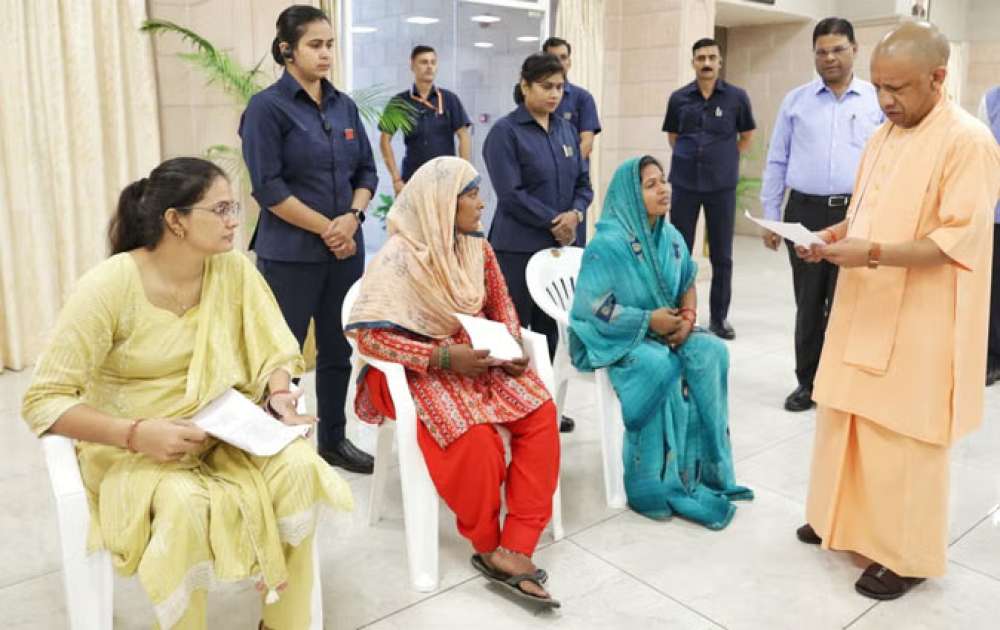 सीएम का जनता दर्शन: रायबरेली से पहुंचे मरीजों को तुरंत भर्ती कराने के दिए निर्देश, बच्चों को दुलारा || Kashi Ke Awaz