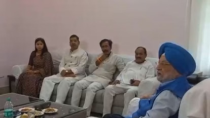 वाराणसी में दिशा की बैठक: सर्किट हाउस में केंद्रीय मंत्री हरदीप पुरी कर रहे अध्यक्षता, कई मुद्दों पर चर्चा || Kashi Ke Awaz