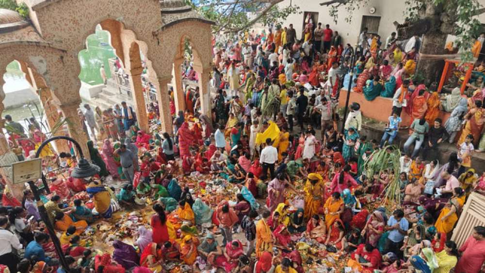 Jivitputrika vrat 2025: तस्वीरों में देखें- काशी में जीवित्पुत्रिका का पूजन, घाट से लेकर घरों तक हुई पूजा || Kashi Ke Awaz