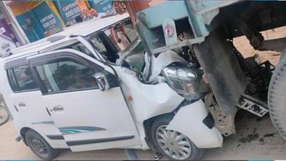 Kashi Ki Aawaz | खड़े ट्रक में जा घुसी कार, एक की मौत और पांच घायल