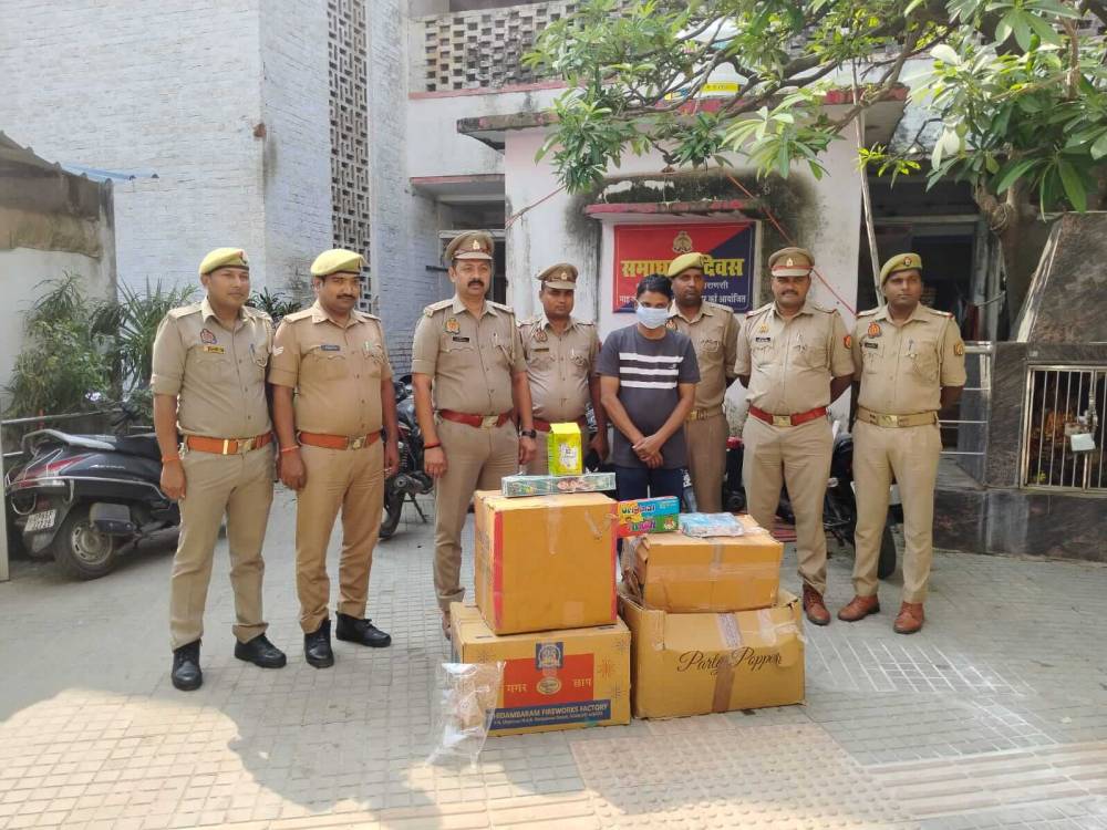 Kashi Ki Aawaz | थाना दशाश्वमेध पुलिस द्वारा 69 कि0ग्रा0 अवैध पटाखा विस्फोटक पदार्थ बरामद एक अभियुक्त गिरफ्तार।