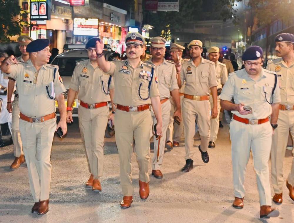 Kashi Ki Aawaz | पुलिस आयुक्त कमिश्नरेट वाराणसी श्री मोहित अग्रवाल द्वारा कमिश्नरेट वाराणसी में आगामी त्यौहारों के दृष्टिगत सुगम यातायात हेतु चलाया गया “अतिक्रमण हटाओ” अभियान ।
