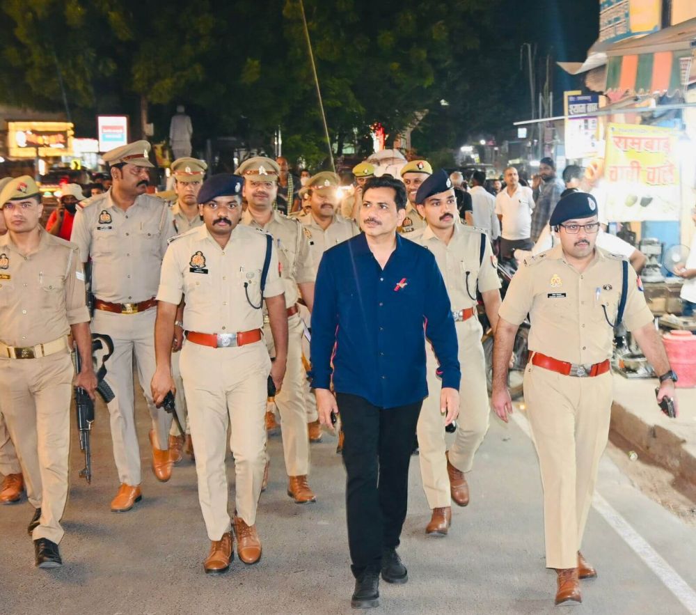 पुलिस आयुक्त कमिश्नरेट वाराणसी श्री मोहित अग्रवाल द्वारा आगामी त्यौहार व यातायात व्यवस्था को सुदृढ़ बनाने हेतु शहर क्षेत्र के विभिन्न स्थानों/चौराहों का भ्रमण व पैदल गश्त किया गया, सम्बन्धित को दिये आवश्यक दिशा-निर्देश । || KashiKiAawaz