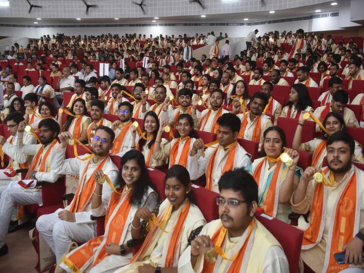 Kashi Ki Aawaz | आईआईटी बीएचयू का 14वां दीक्षांत समारोह, टॉपर अनन्या सिंह को 14 मेडल और तीन प्राइज से नवाजा गया