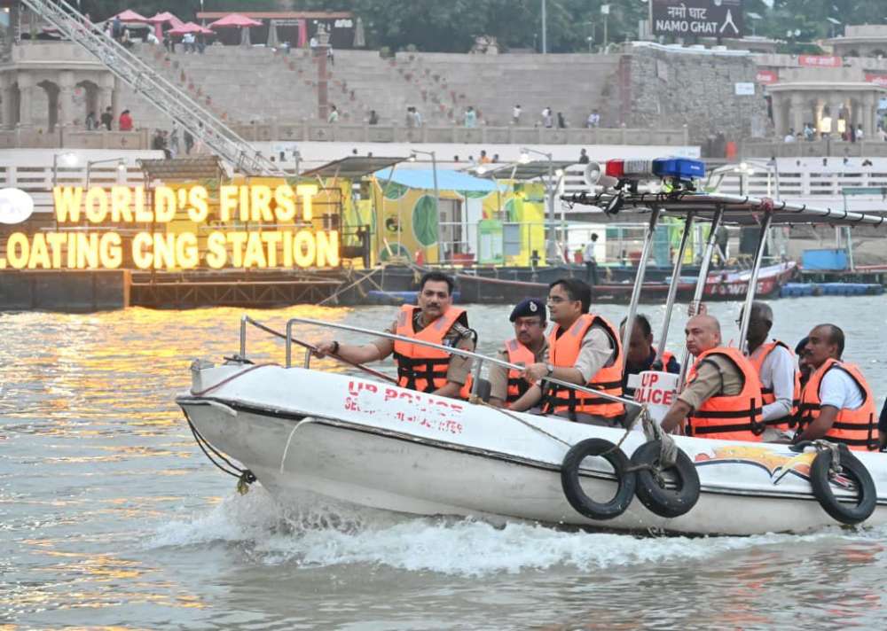 Kashi Ki Aawaz | पुलिस आयुक्त कमिश्नरेट वाराणसी मोहित अग्रवाल द्वारा छठ पर्व के दृष्टिगत गंगा घाटों का भ्रमण कर किया गया निरीक्षण, दिये गये आवश्यक दिशा-निर्देश ।