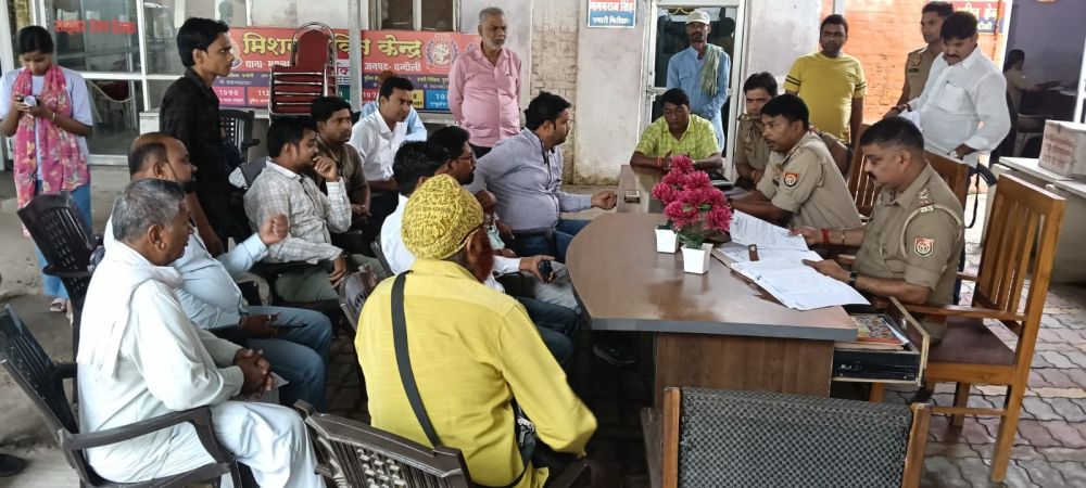 सड़क पर शराब पीने वालों का वीडियो बनाना फोटोग्राफर को पड़ा महंगा, सिपाही ने जड़ा थप्पड़ || KashiKiAawaz