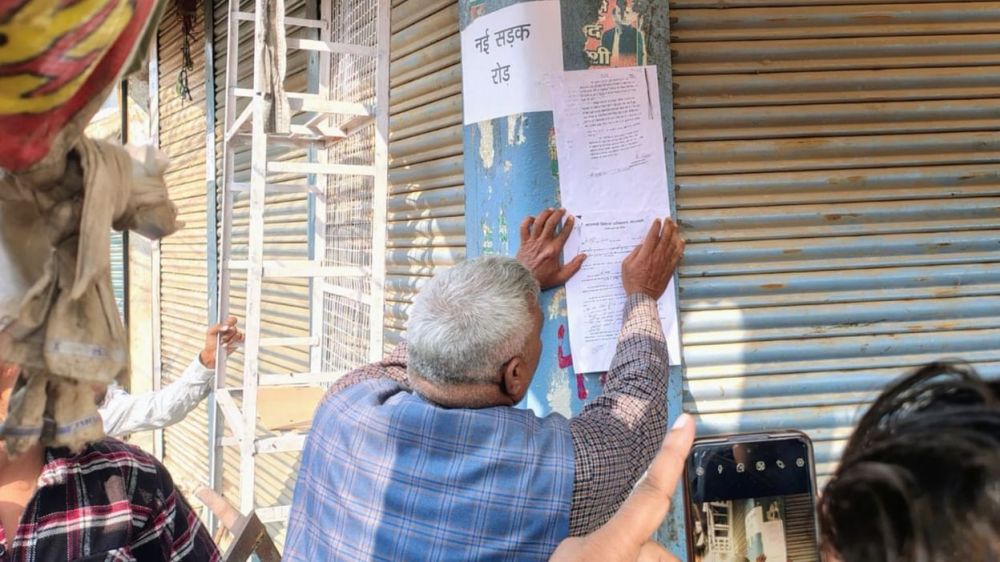 दालमंडी में भारी सुरक्षा के बीच चस्पा किए नोटिस, ड्रोन से निगरानी; काली पट्टी बांध विरोध जता रहे लोग || KashiKiAawaz