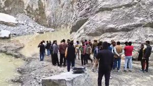 Kashi Ki Aawaz || सोनभद्र में ड्रिलिंग के दौरान धंसी खदान, एक मजदूर की मौत; 15 श्रमिकों के दबे होने की आशंका