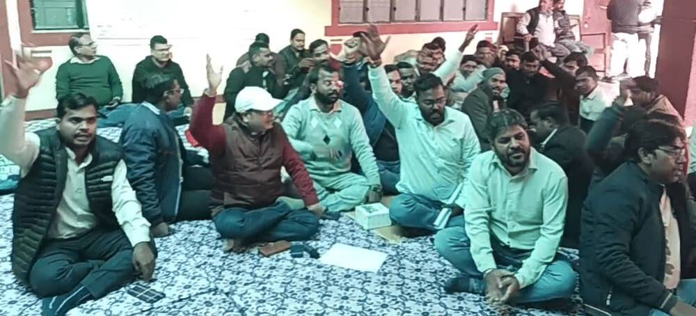 सदर तहसील में लेखपालों का धरना प्रदर्शन  फतेहपुर में लेखपाल सुधीर कुमार को आत्महत्या करने पर जताया आक्रोश || KashiKiAawaz