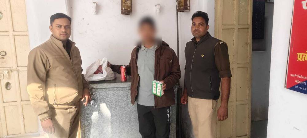 शराब बेंचने वाले को पुलिस ने पकड़ा, काशी की आवाज चैनल में चली खबर व वीडियो वायरल होने के बाद हुई कार्यवाही || KashiKiAawaz