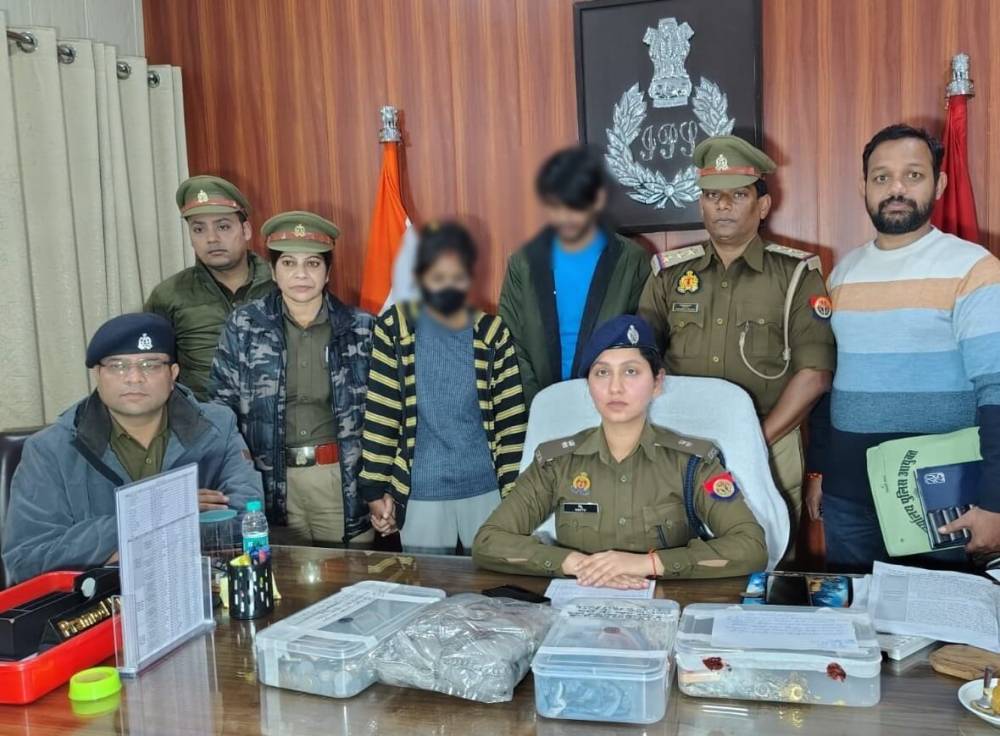 Kashi Ki Aawaz | बी.एल.ओ.अनुपमा की हत्या में एक नव विवाहित जोड़ा गिरफ्तार  पैकेट दूध विक्रेता शैलेश की तहरीर पर दर्ज हुआ था हत्या का मुकदमा