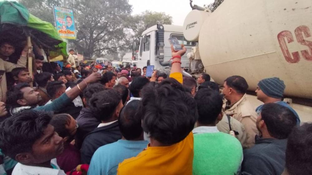 Kashi Ki Aawaz || बबुरी में मिक्सर मशीन से अधेड़ की मौत  सड़क निर्माण के दौरान 65 वर्षीय ग्रामीण रामानंद मौर्य की गई जान