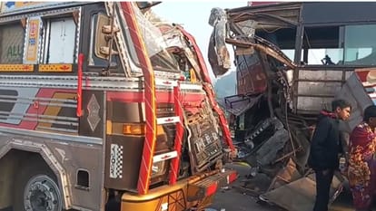 Kashi Ki Aawaz || कंटेनर की टक्कर से 50 मीटर तक घिसटती गई बस, एक की मौत; छह से ज्यादा लोग घायल