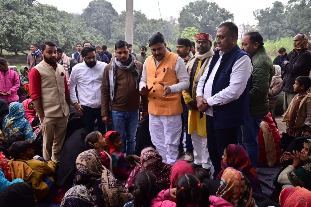 Kashi Ki Aawaz | दीनदयाल उपाध्याय नगर में 200 कंबल वितरित  ठंड से राहत के लिए जरूरतमंदों को मिले कंबल