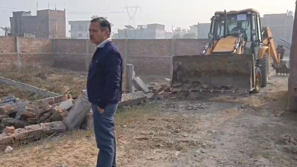 वीडीए ने 4 बीघा जमीन पर अवैध निर्माण ढहाया  मुगलसराय मार्ग पर एंबीशन स्कूल के पास हुई कार्रवाई || KashiKiAawaz