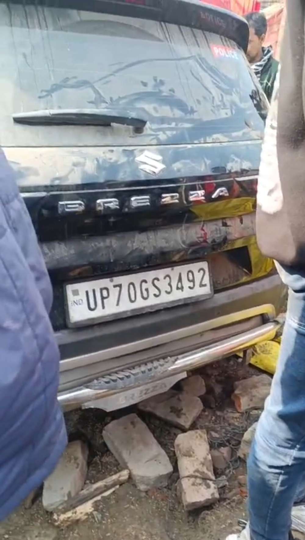 Kashi Ki Aawaz || अलीनगर इलाके में अनियंत्रित कार सवार पुलिसकर्मी ने मारी टक्कर, महिला समेत तीन घायल