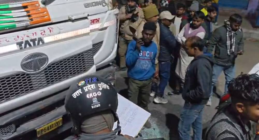 Kashi Ki Aawaz | चंदौली: पड़ाव के भोजपुर में कंटेनर की टक्कर से चार पहिया वाहन क्षतिग्रस्त, बाल-बाल बचे लोग