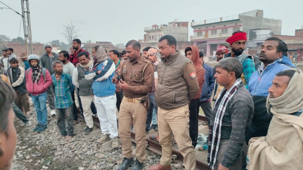 Kashi Ki Aawaz || किशोरी की ट्रेन से कटकर मौत, सकलडीहा रेलवे स्टेशन के पास मचा हड़कंप