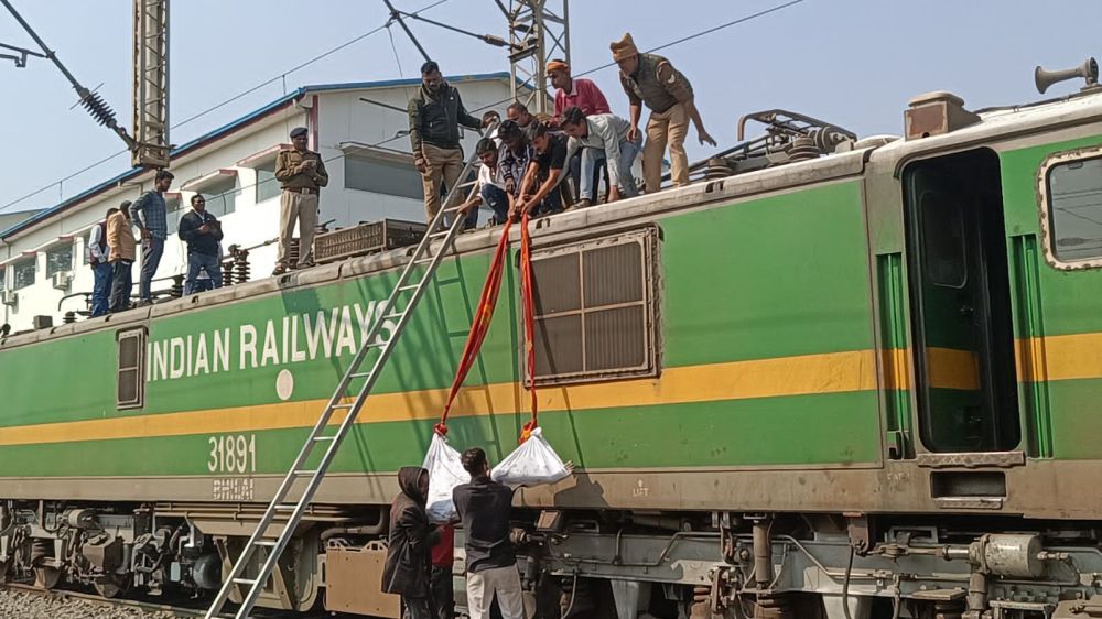 Kashi Ki Aawaz || मालगाड़ी के इंजन पर चढ़ा युवक हाईटेंशन तार की चपेट में आया, जिंदा जलकर मौत