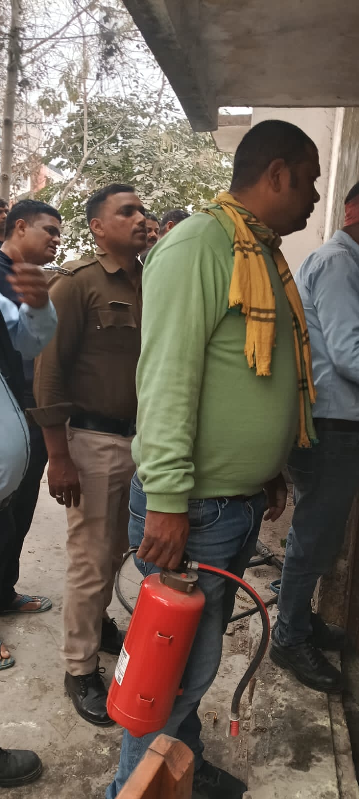 Kashi Ki Aawaz || आरक्षण केंद्र में अज्ञात कारणों से अचानक आग लग गई। आग की घटना से स्टेशन परिसर में अफरा-तफरी मच गई।