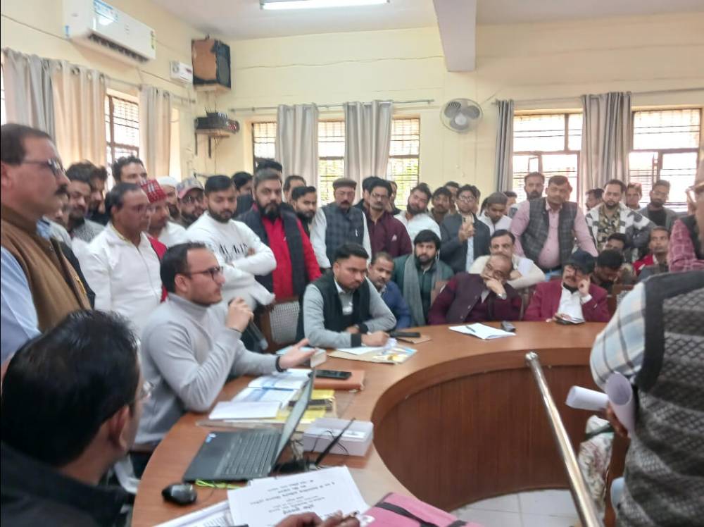 Kashi Ki Aawaz | दालमंडी चौड़ीकरण के विरोध में सैकड़ों दुकानदार व निवासी तहसील पहुंचे