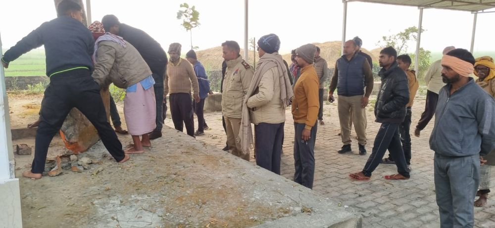 हनुमान मंदिर की प्राचीन प्रतिमा खंडित, ग्रामीणों में आक्रोश; पुलिस ने संभाली स्थिति, नई प्रतिमा लगाने का आश्वासन || KashiKiAawaz