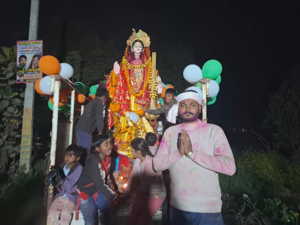 पं. दीनदयाल उपाध्याय नगर (मुगलसराय) में भव्य सरस्वती पूजा का आयोजन, विसर्जन में दिखा लोक संस्कृति का रंग || KashiKiAawaz