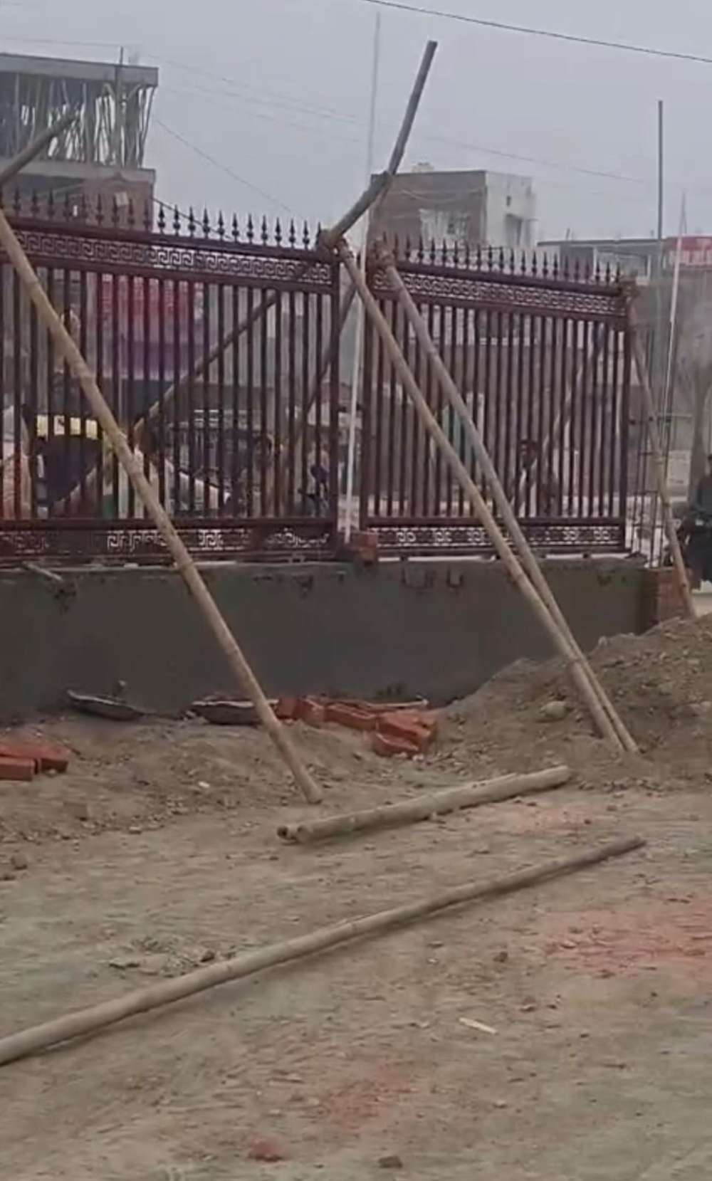 Kashi Ki Aawaz | दिनदहाड़े व्यापारी की निजी संपत्ति पर हमला, बाउंड्रीवाल की रेलिंग उखाड़ी; स्टाफ से मारपीट का आरोप