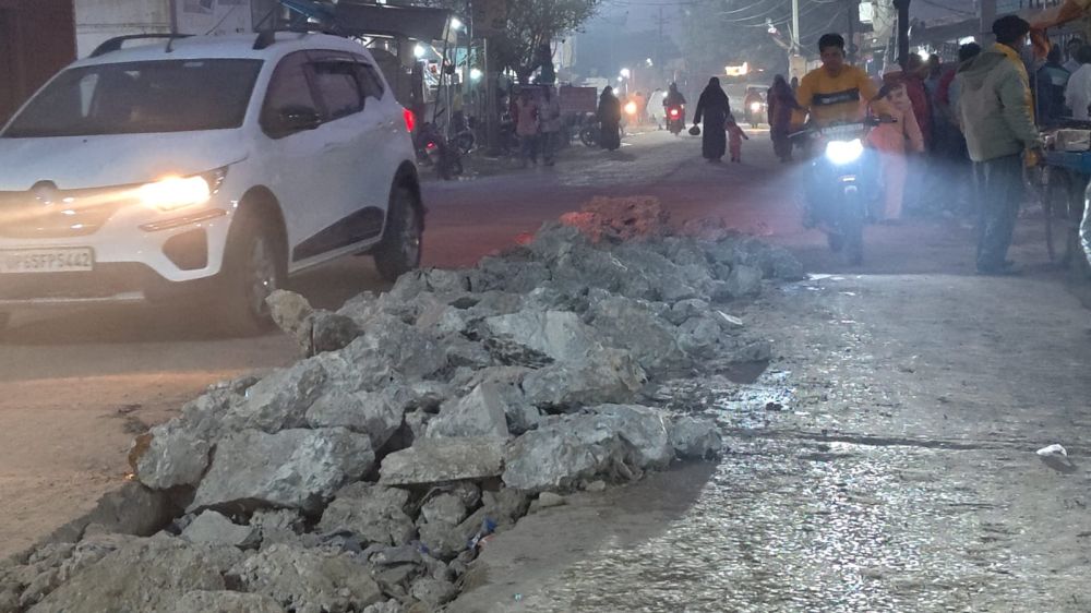 Kashi Ki Aawaz | पड़ाव–भुपौली मार्ग पर सी.सी. रोड की अवैध खुदाई, आमजन परेशान।