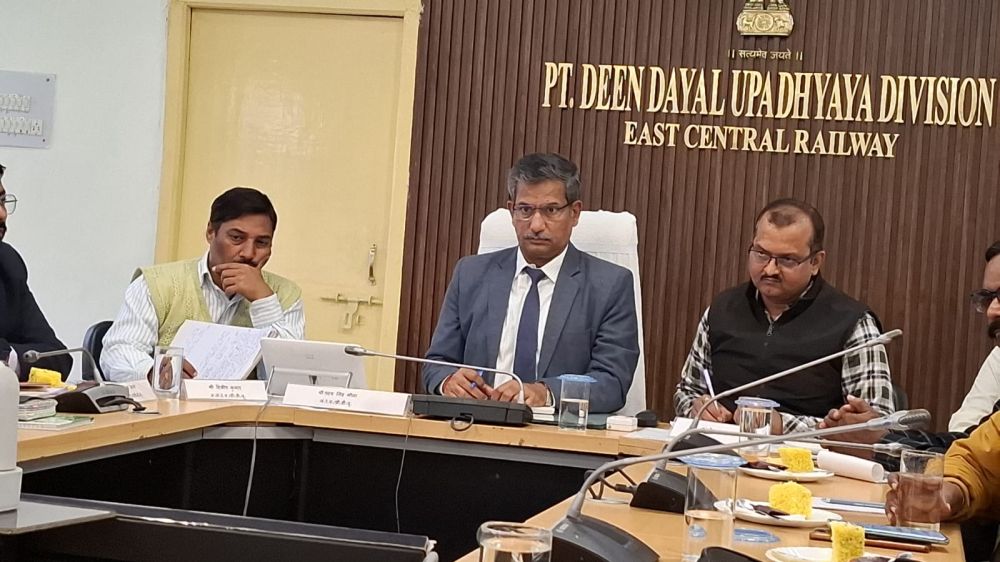 Kashi Ki Aawaz | डीडीयू मंडल में वीडियो कॉन्फ्रेंसिंग से रेल बजट की जानकारी साझा
