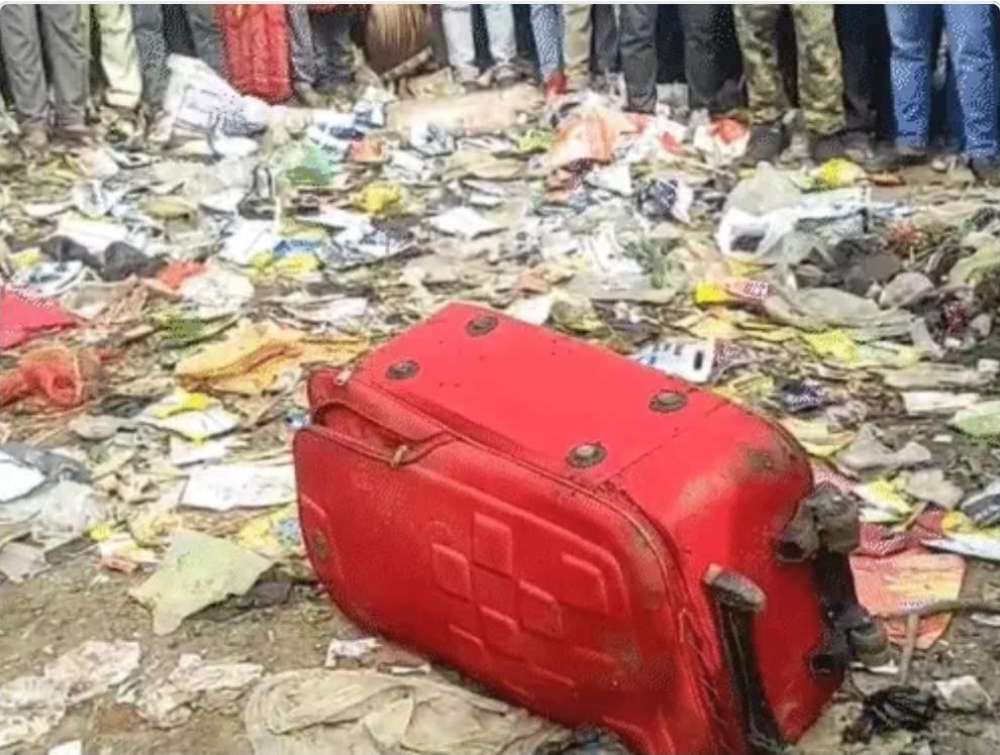 रोहतास में सूटकेस से मिली चंदौली की विवाहिता की लाश, पति फरार—अवैध संबंध और घरेलू कलह की आशंका || KashiKiAawaz