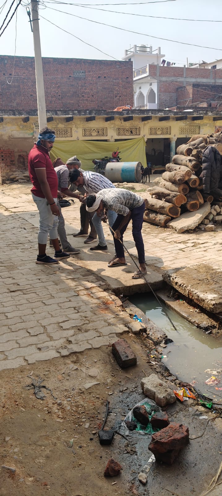 Kashi Ki Aawaz | धानापुर के पठान टोली में जलजमाव से राहत: ग्राम प्रधान रामजी कुशवाहा ने खुद संभाला मोर्चा, नालियों की कराई सफाई