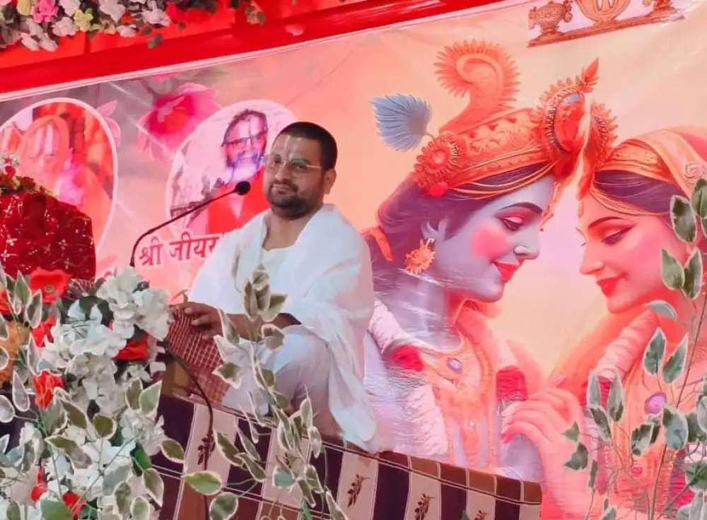 चहनियां में श्रीमद् भागवत कथा का आयोजन महाराज ने कहा— आवश्यकता से अधिक हर वस्तु बन जाती है जहर || KashiKiAawaz