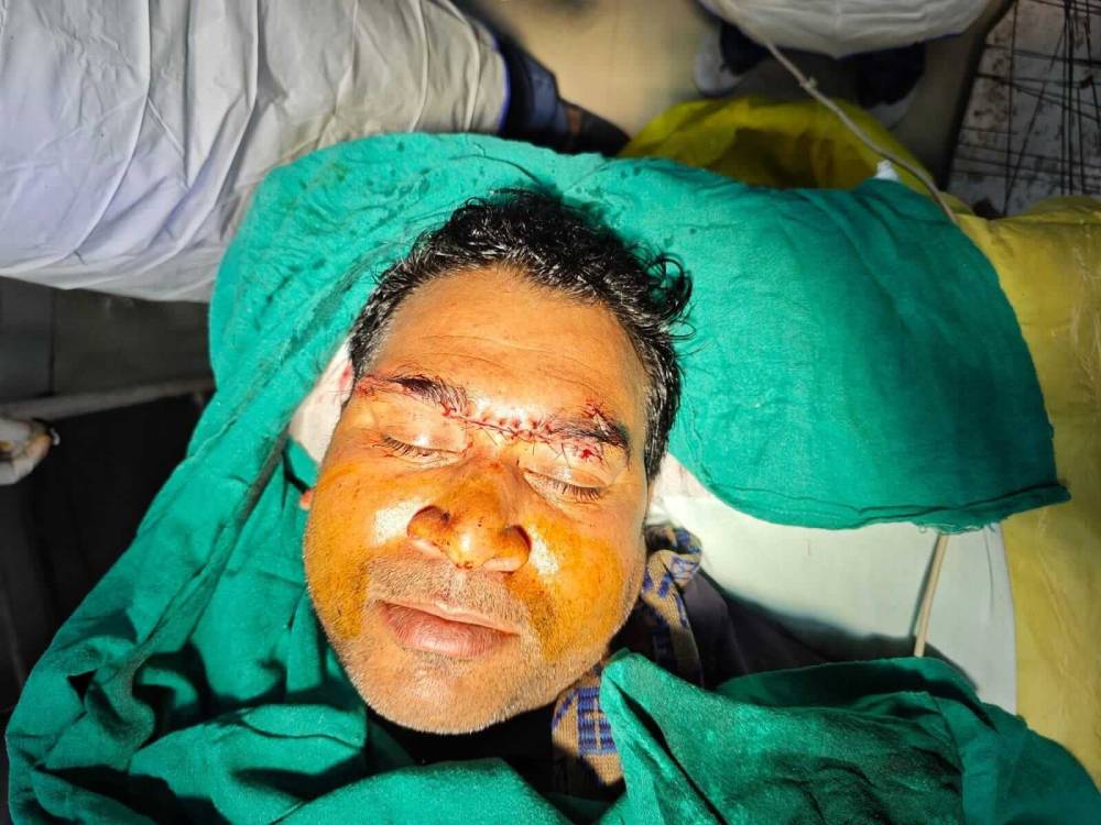 चाइनीज मांझे की चपेट में आए संविदा कर्मचारी महेंद्र पाल, गंभीर रूप से घायल || Kashi Ki Aawaz