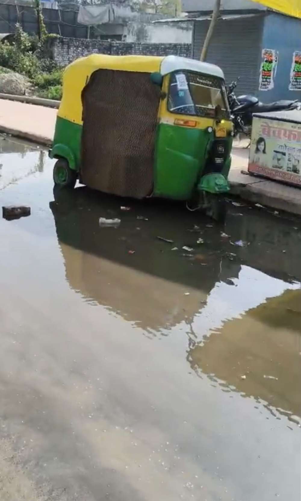 पीडीडीयू नगर के कैलाशपुरी में सड़क पर भरा गंदा पानी, नाले का पानी उफनकर सड़क पर फैला || KashiKiAawaz