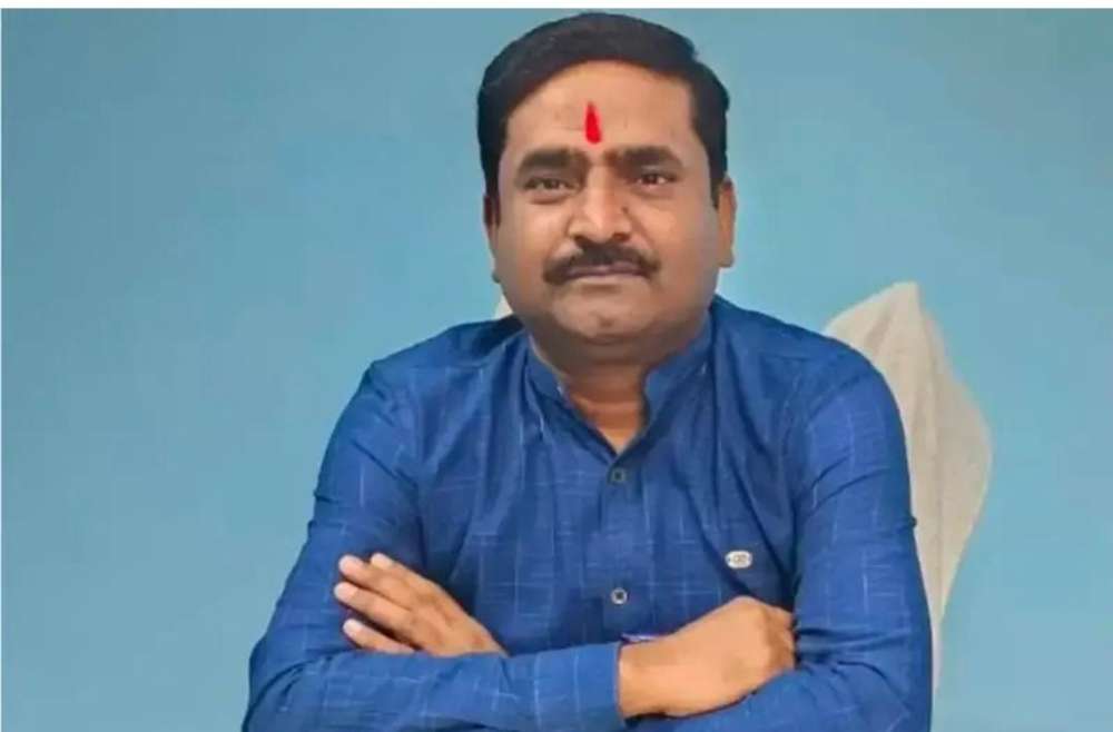 जमीन घोटाला: अवैध कब्जेदारों को लाभ पहुंचाने के आरोप में तीन पीसीएस अधिकारी निलंबित, मंडलायुक्त को जांच || KashiKiAawaz