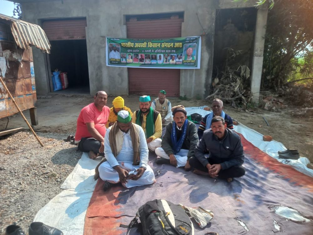 नहरों-माइनरों की सिल्ट सफाई में भ्रष्टाचार का आरोप, किसान संगठन अनिश्चितकालीन धरने पर || KashiKiAawaz