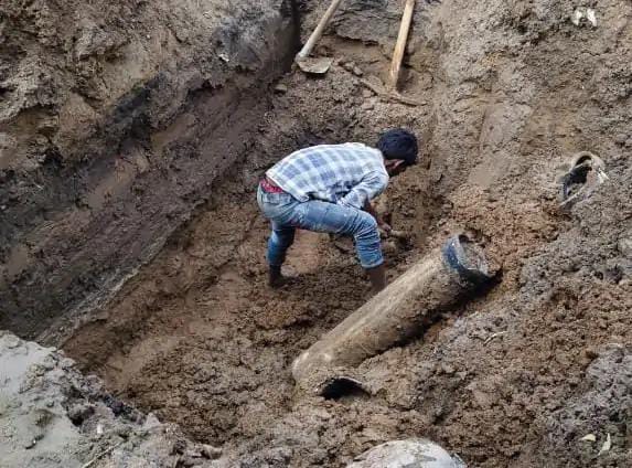 Kashi Ki Aawaz | बबुरी सोसायटी में जलनिगम की मुख्य पाइपलाइन फटी, सैकड़ों परिवारों की पेयजल आपूर्ति ठप; मरम्मत कार्य जारी