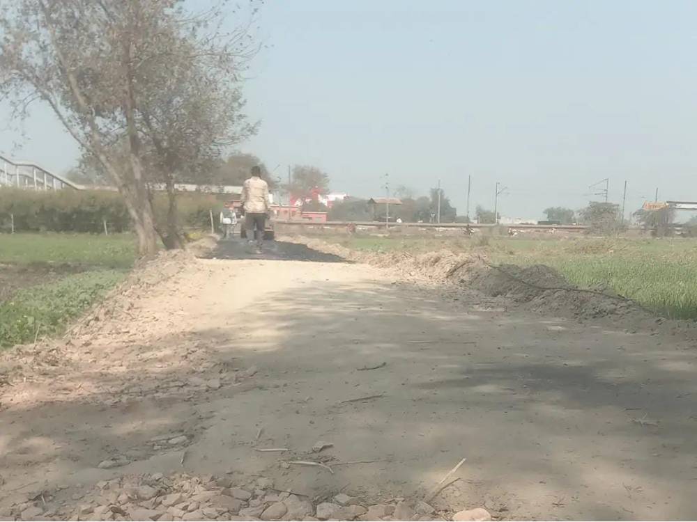 PWD सड़क निर्माण में गड़बड़ी का आरोप: सदलपुर–कुछमन मार्ग पर ढीली मिट्टी पर बनी सड़क, ग्रामीणों में आक्रोश || KashiKiAawaz