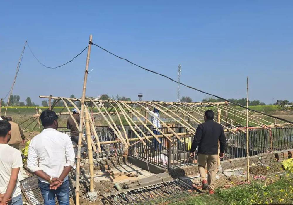 Kashi Ki Aawaz | वन भूमि पर अवैध मुर्गी फार्म ध्वस्त, नौगढ़ में वन विभाग की सख्त कार्रवाई