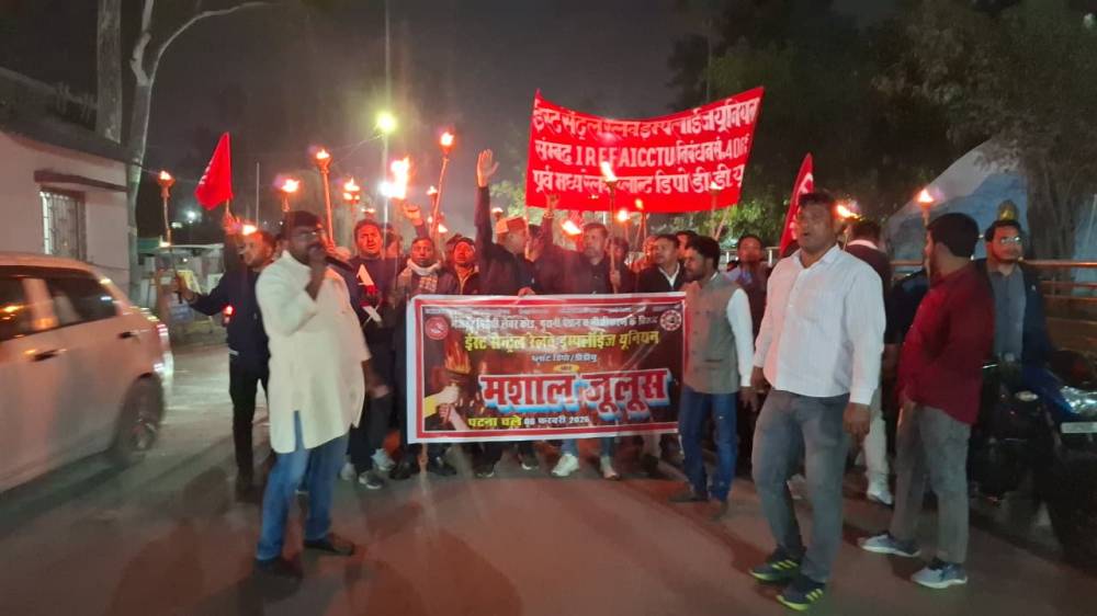 Kashi Ki Aawaz | मुगलसराय में पुरानी पेंशन व कर्मचारी एकता के समर्थन में निकला मशाल जुलूस