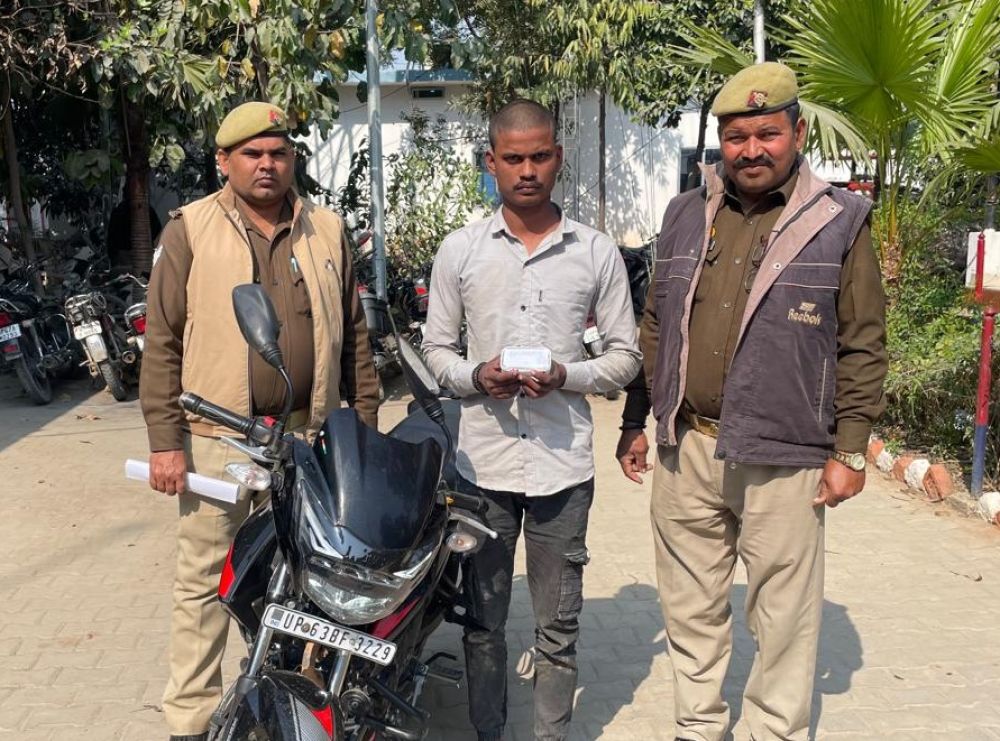 25 हजार के इनामी चोरी आरोपी को चंदौली पुलिस ने दबोचा, नकदी व बाइक बरामद || KashiKiAawaz