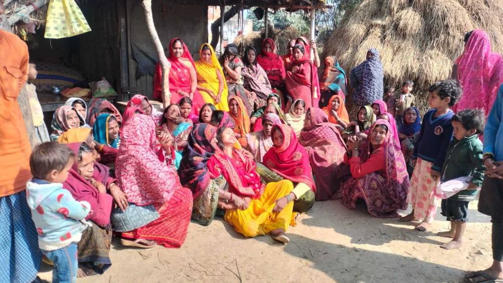 हेडलाइट बंद बाइक ने मारी टक्कर, मजदूर की मौत से गांव में कोहराम || KashiKiAawaz