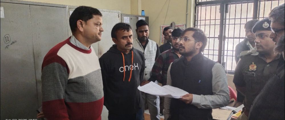 Kashi Ki Aawaz | शिकायतकर्ता को भटकाएं नहीं, सही विभाग की जानकारी देकर मदद करें: डीएम चंद्र मोहन गर्ग