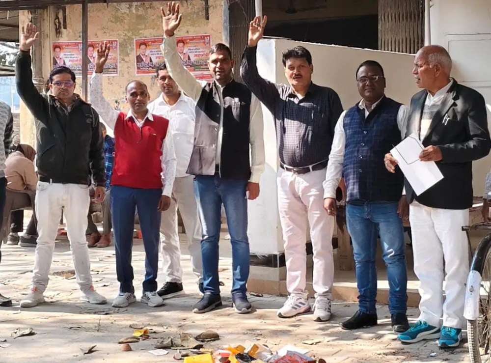 Kashi Ki Aawaz | सकलडीहा तहसील में गंदगी से हाल बेहाल, सफाईकर्मी न होने पर अधिवक्ताओं का विरोध प्रदर्शन; कार्य बहिष्कार की चेतावनी।