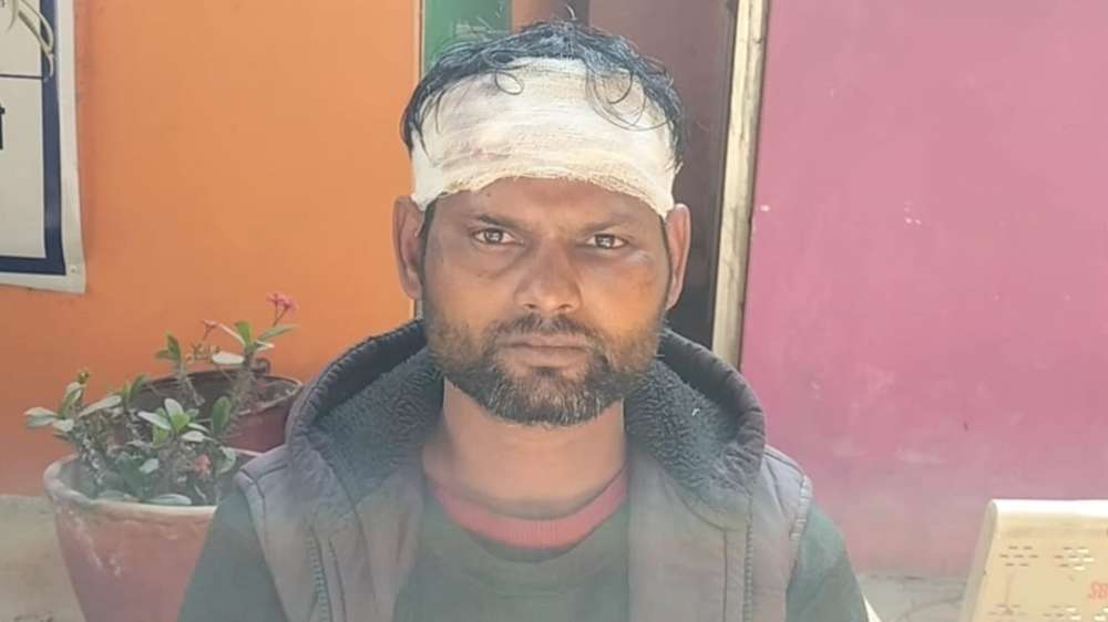 दुकान बंद करने पर दबंगों का हमला, अंडे विक्रेता का सिर फोड़ा सकलडीहा कोतवाली में तहरीर, एक आरोपी गिरफ्तार। || KashiKiAawaz