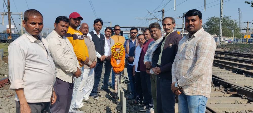 दीनदयाल उपाध्याय स्मृति स्थल पर संघ स्वयंसेवकों ने दी श्रद्धांजलि। || KashiKiAawaz