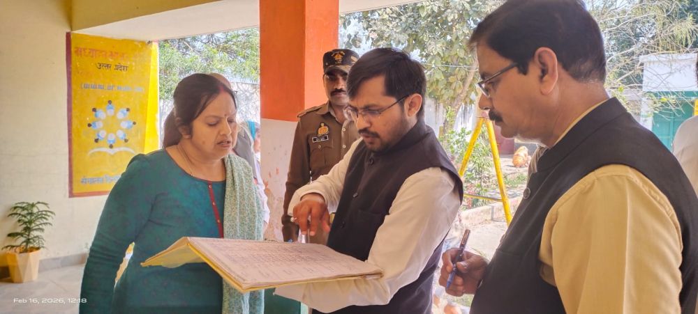 जिलाधिकारी का औचक निरीक्षण: स्कूल में शिक्षा-खेल व नैतिक ज्ञान पर जोर, पीएचसी में व्यवस्थाएं सुधारने के निर्देश || KashiKiAawaz