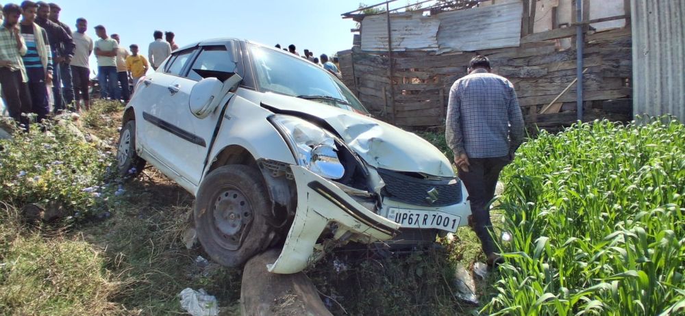तेज रफ्तार कार ने तीन बाइक सवारों को मारी टक्कर, बिजली का खंभा तोड़ खेत में गिरी; दो गंभीर घायल जिला अस्पताल रेफर || KashiKiAawaz