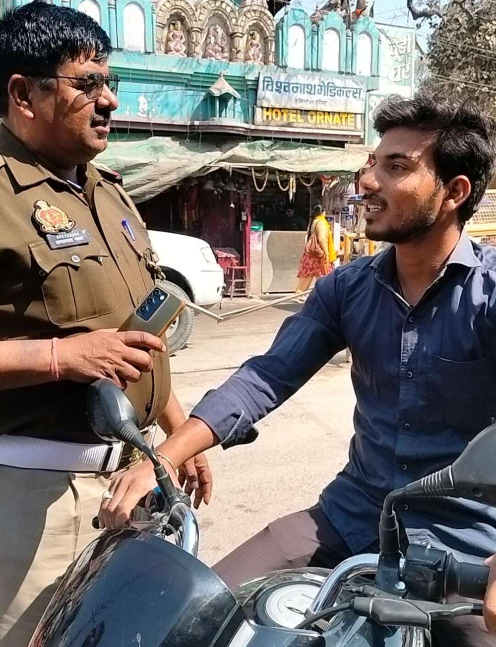 Kashi Ki Aawaz | चन्दौली में ट्रैफिक प्रभारी का अनोखा अभियान, बिना हेलमेट बाइक सवारों को दिया ‘सेफ ड्राइविंग’ का मंत्र